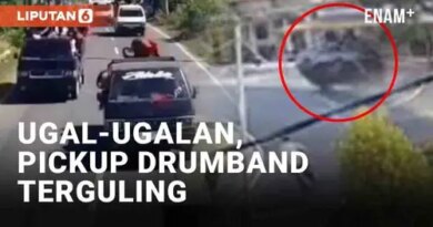VIDEO: Ugal-Ugalan, Pickup Rombongan Drumband Terguling di Pamekasan