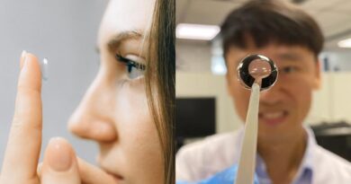 Ilmuwan Menemukan Baterai Bertenaga Air Mata untuk Menghidupkan Lensa Kontak Cerdas