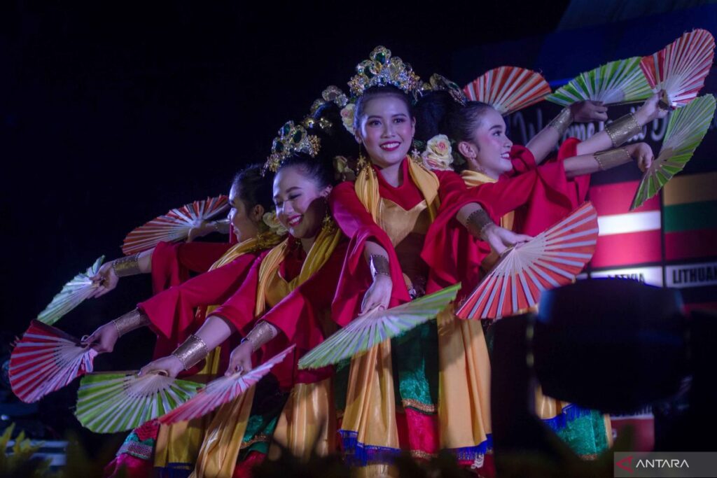 Seniman dari lima negara berpartisipasi dalam Festival Teluk Lalong