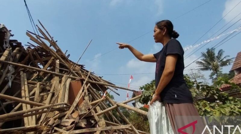 PMI Sukabumi salurkan bantuan darurat korban rumah ambruk