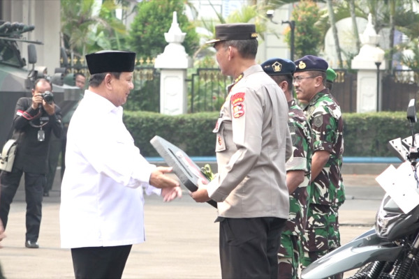 Prabowo menyerahkan sepeda motor listrik produksi dalam negeri kepada TNI-Polri