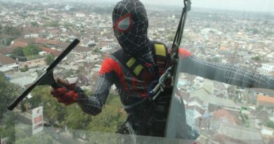 Aksi Spiderman bersihkan gedung di Malang