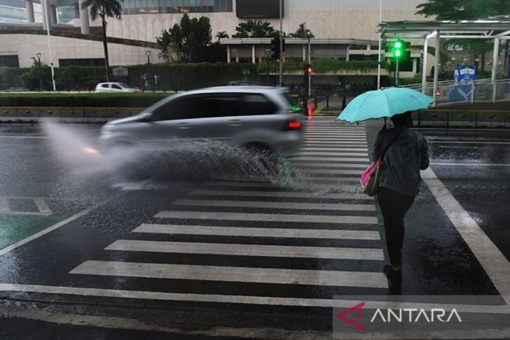 Hujan diprakirakan turun di sejumlah kota besar di Indonesia