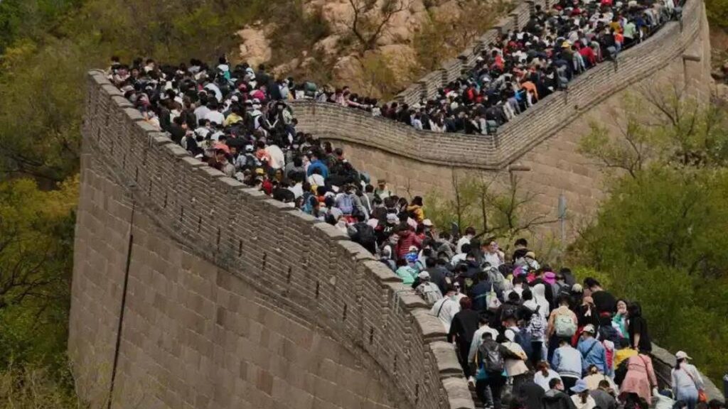 Dua Pekerja Ini Menghancurkan Tembok Besar China untuk Membuat Jalan Pintas, Jadi Sorotan