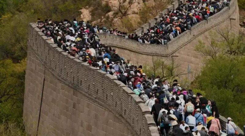 Dua Pekerja Ini Menghancurkan Tembok Besar China untuk Membuat Jalan Pintas, Jadi Sorotan