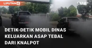 VIDEO: Detik-detik Mobil Dinas Keluarkan Asap Tebal Dari Knalpot