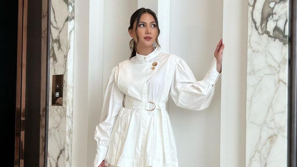 Pesona Jessica Mila dalam balutan busana serba putih tampak tanpa cela
