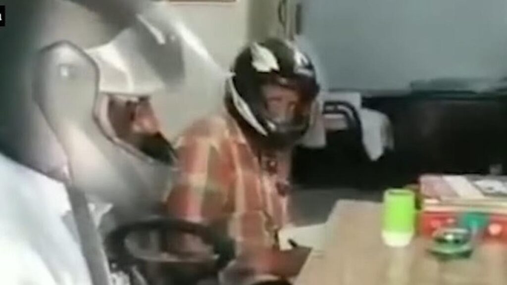 Gedung Perkantoran Rapuh, Pegawai Pemerintah Ini Pakai Helm Sepeda Motor Saat Bekerja