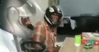 Gedung Perkantoran Rapuh, Pegawai Pemerintah Ini Pakai Helm Sepeda Motor Saat Bekerja