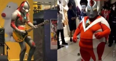 12 Potret Orang Berkostum Ultraman di Tempat Umum Ini Lucu-lucunya