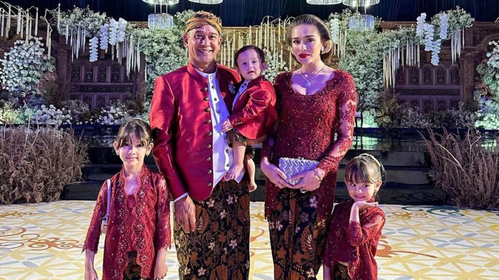 Penampilan Yasmine Wildblood dengan kebaya dan sanggul pun banjir pujian