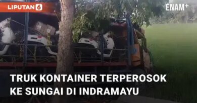 VIDEO: Truk Kontainer Bermuatan Motor Terperosok ke Sungai di Jalur Pantura Widasari, Indramayu