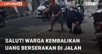 VIDEO: Viral Warga Ramai-Ramai Bantu Kumpulkan Uang Berserakan di Jalanan Medan