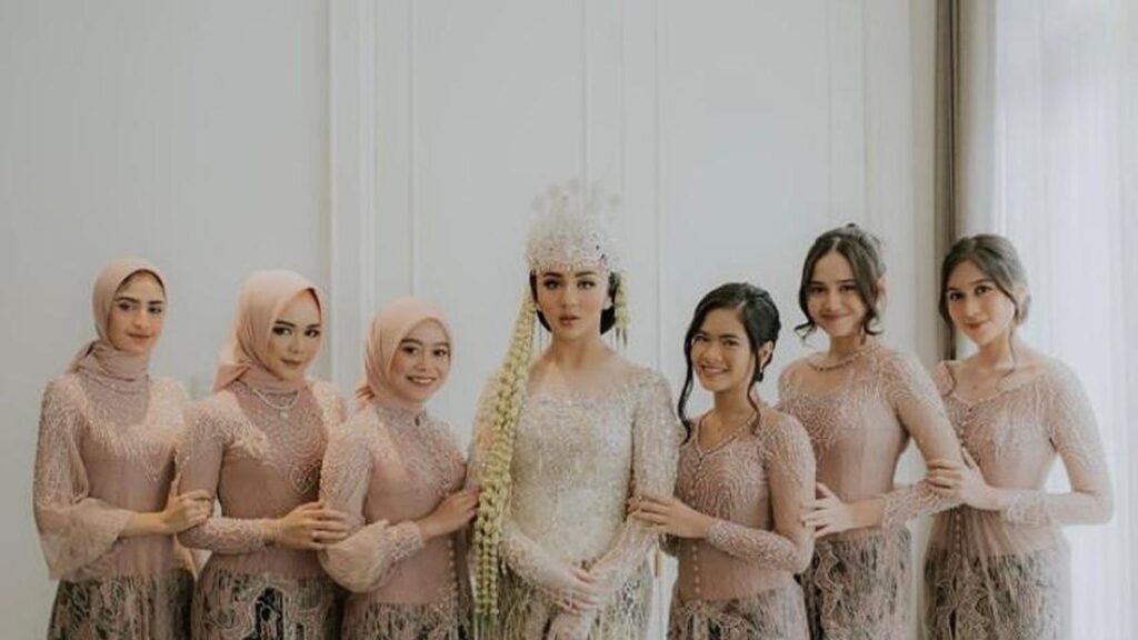 Inspirasi Model Baju Pengiring Pengantin Hijab Terbaru, Ketahui Kelengkapannya