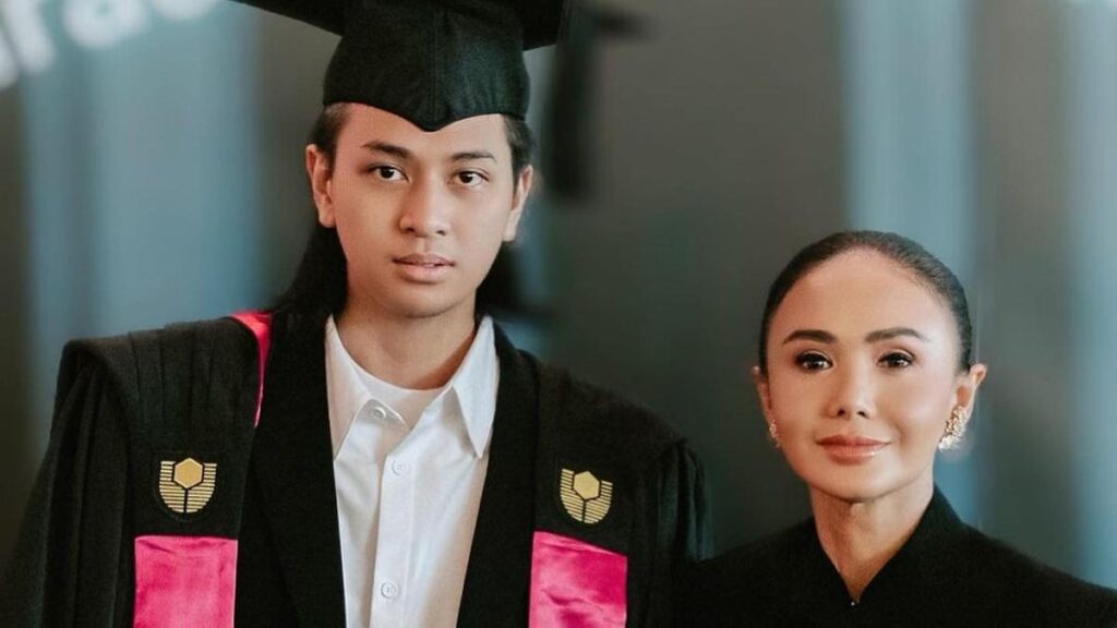 Yuni Shara mendampingi putra sulungnya saat wisuda di Singapura, Cavin tampak berambut gondrong