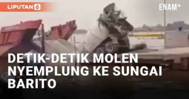 VIDEO: Detik-Detik Truk Molen Nyemplung Saat Hendak Masuk Kapal di Sungai Barito