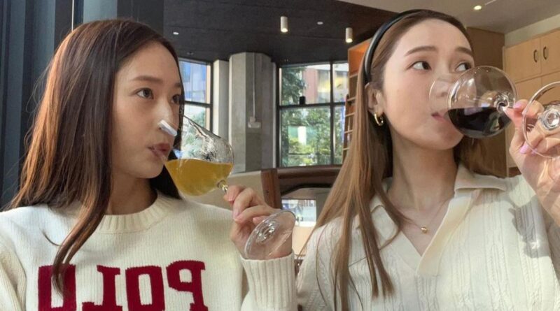 Momen Krystal dan Jessica Jung Nongkrong Bareng di California, Pose Lucu di Toko Buku