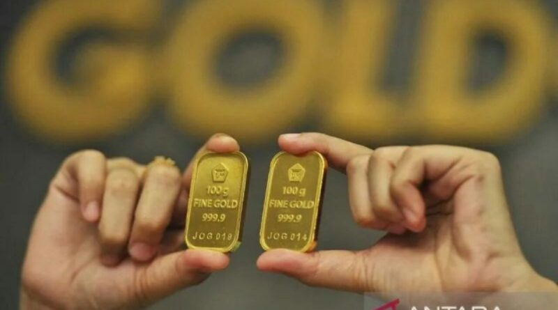 Harga emas jatuh karena dolar menguat jelang laporan inflasi AS