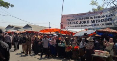 Ratusan warga Cilegon antusias sambut Jokowi di pasar Keranggot