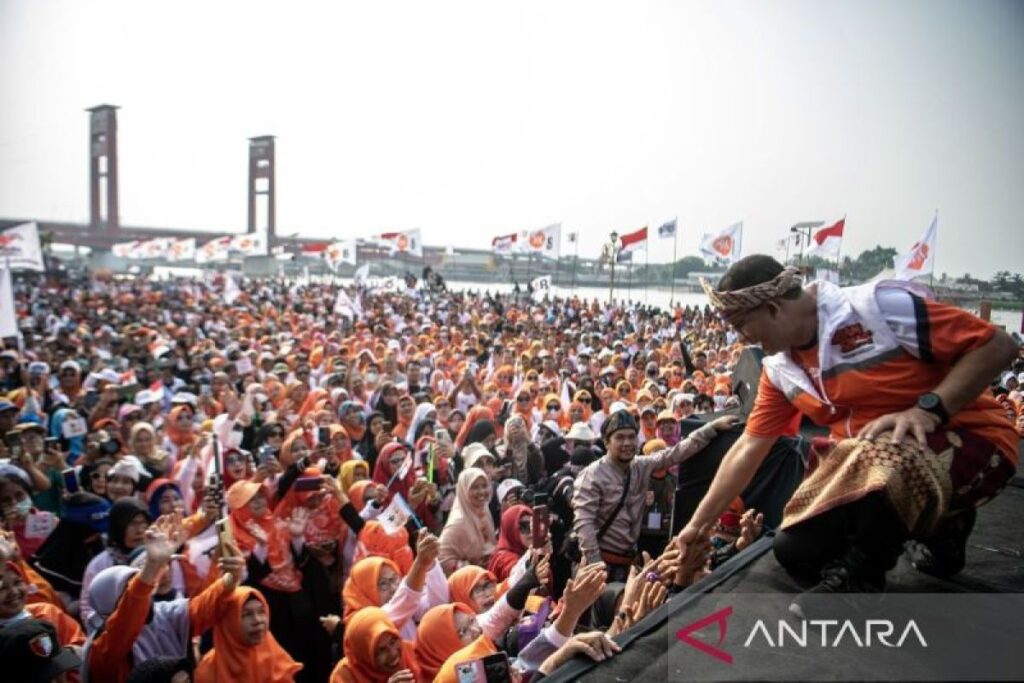 Anies Baswedan menghadiri senam sehat bersama di Palembang