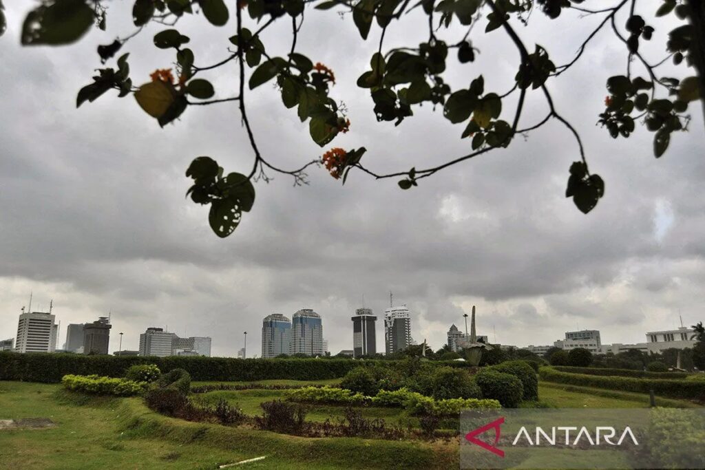 Cerah berawan dominasi cuaca kota besar di Indonesia hari ini