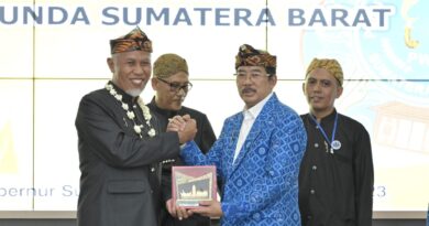 Paguyuban Pasundan anugerahi Gubernur Sumbar gelar "Abah Rakean" 