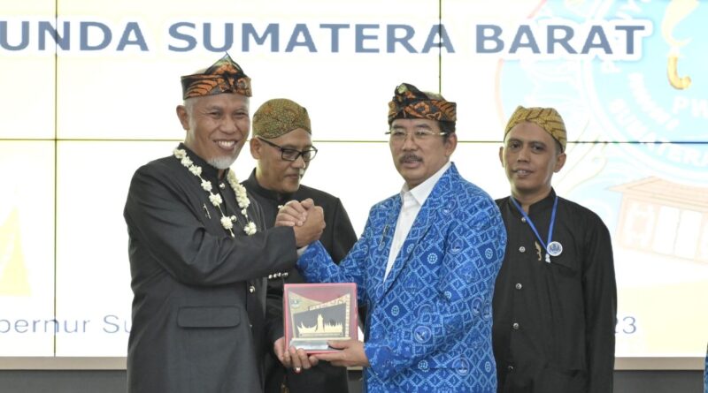 Paguyuban Pasundan anugerahi Gubernur Sumbar gelar "Abah Rakean" 
