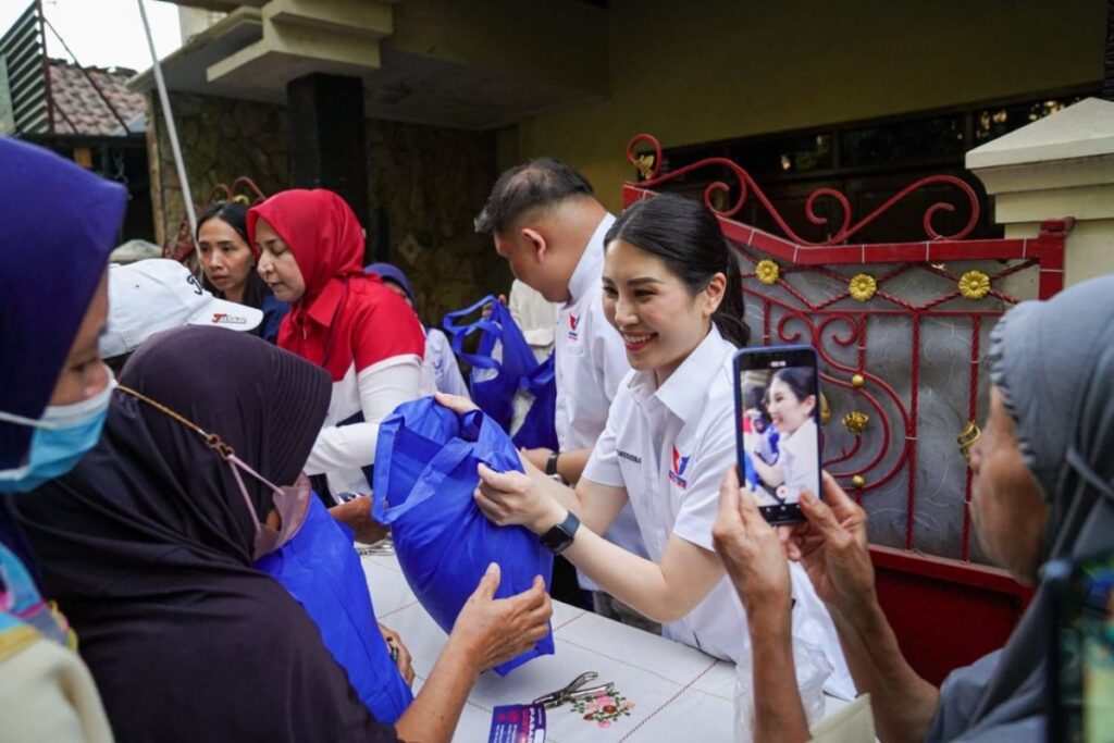 Waketum Perindo bagikan KTA dan buka pasar murah di Surabaya