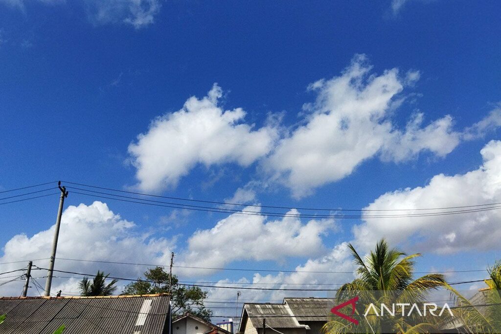 Cuaca cerah berawan diprediksi selimuti langit kota besar di Indonesia