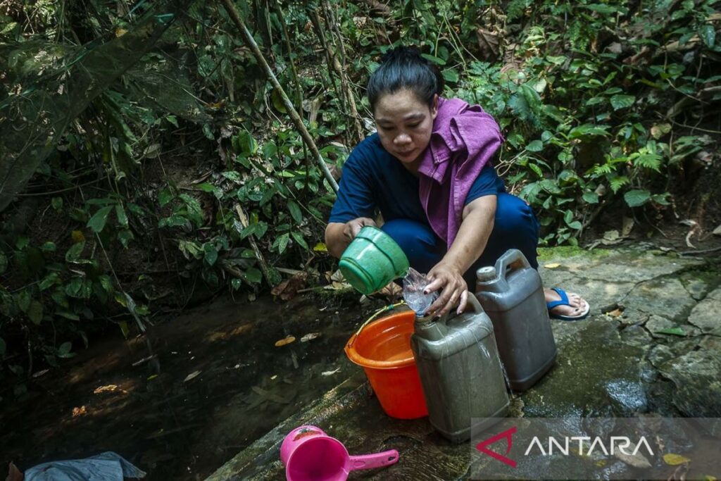 Krisis air bersih di Lebak, warga berburu air hingga tengah hutan