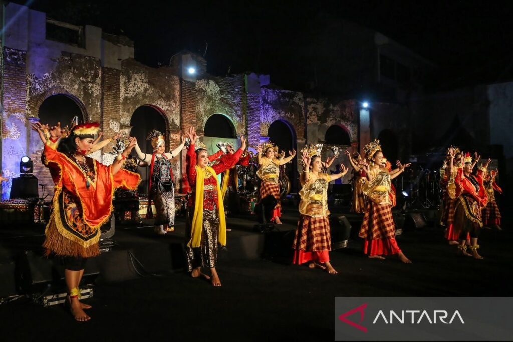 Pertunjukan seni dalam Festival Kota Lama di Semarang