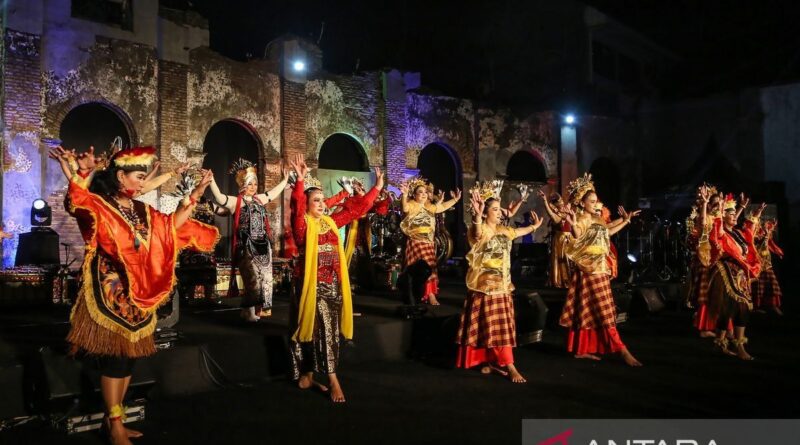 Pertunjukan seni dalam Festival Kota Lama di Semarang