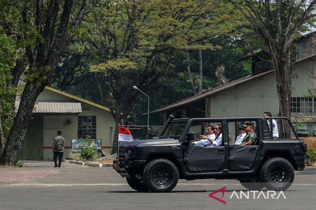 Presiden Jokowi meninjau Pindad pakai "Maung" disopiri Prabowo