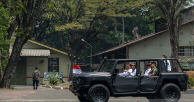 Presiden Jokowi meninjau Pindad pakai "Maung" disopiri Prabowo