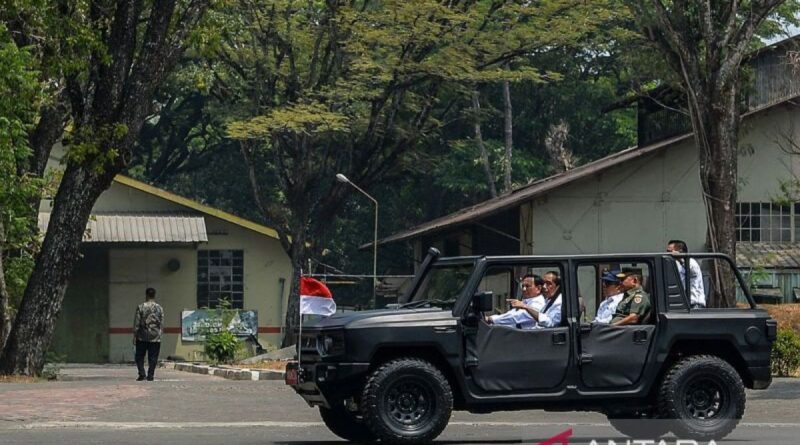 Presiden Jokowi meninjau Pindad pakai "Maung" disopiri Prabowo
