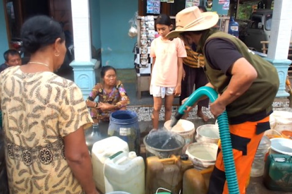 Akibat kekeringan tersebut, 811 keluarga di Jember mengalami krisis air bersih