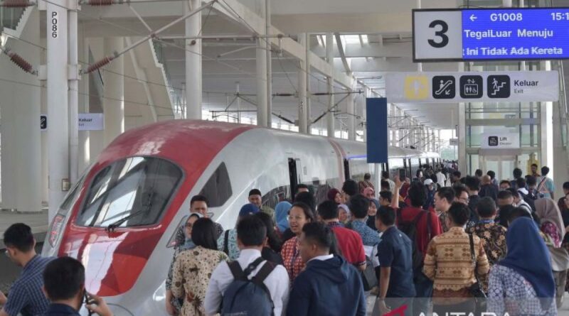 Antusiasme masyarakat jajal Kereta Cepat Jakarta Bandung
