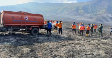Petugas gabungan lakukan pendinginan karhutla Gunung Bromo