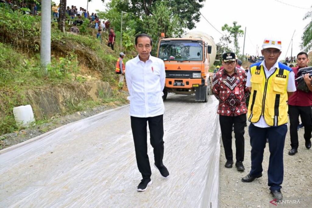 Presiden Jokowi tinjau realisasi perbaikan jalan daerah penopang IKN