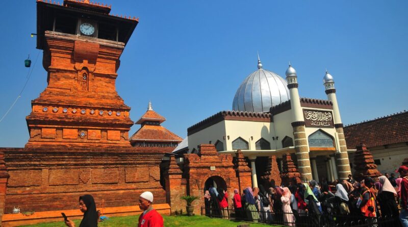 Liburan Maulid Nabi di Masjid Menara Kudus