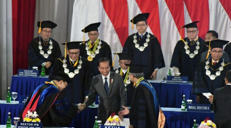Presiden Jokowi menyampaikan orasi ilmiah di IPB