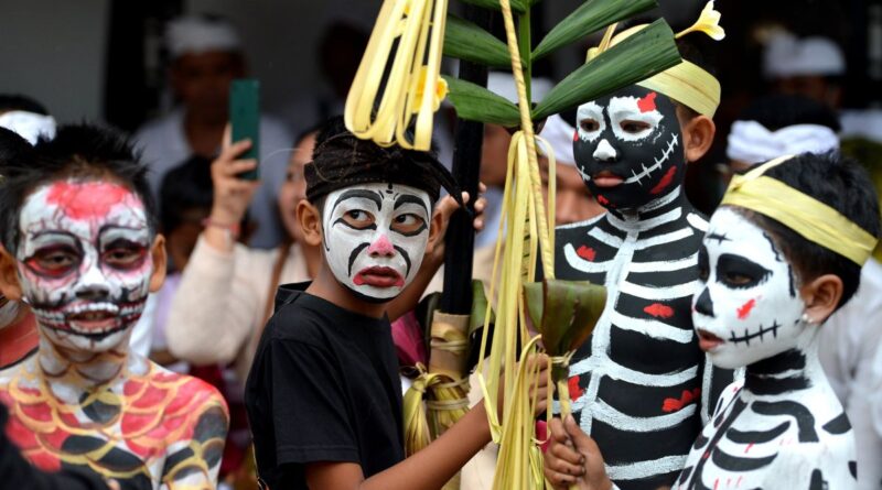 Tradisi Ngerebeg di Bali - ANTARA News