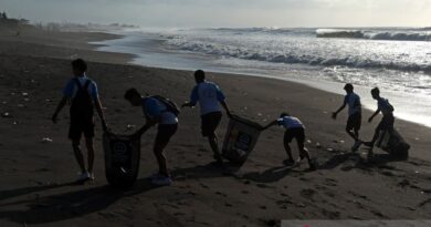 Peringatan Hari Bersih-bersih Sedunia di Pantai Padang Galak