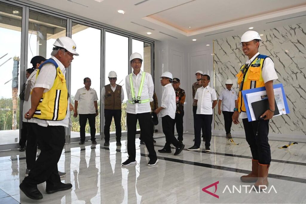 Presiden Jokowi meninjau rumah tapak menteri di IKN