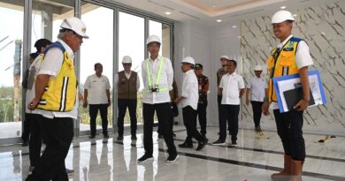 Presiden Jokowi meninjau rumah tapak menteri di IKN