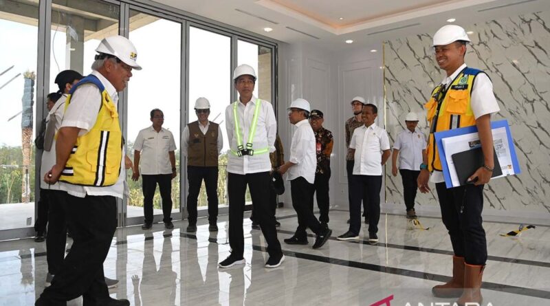Presiden Jokowi meninjau rumah tapak menteri di IKN