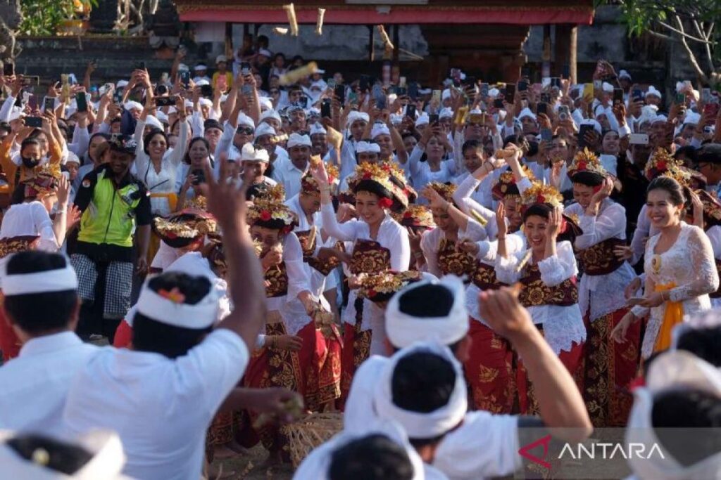 Warga syukuri hasil pertanian dengan tradisi perang ketupat