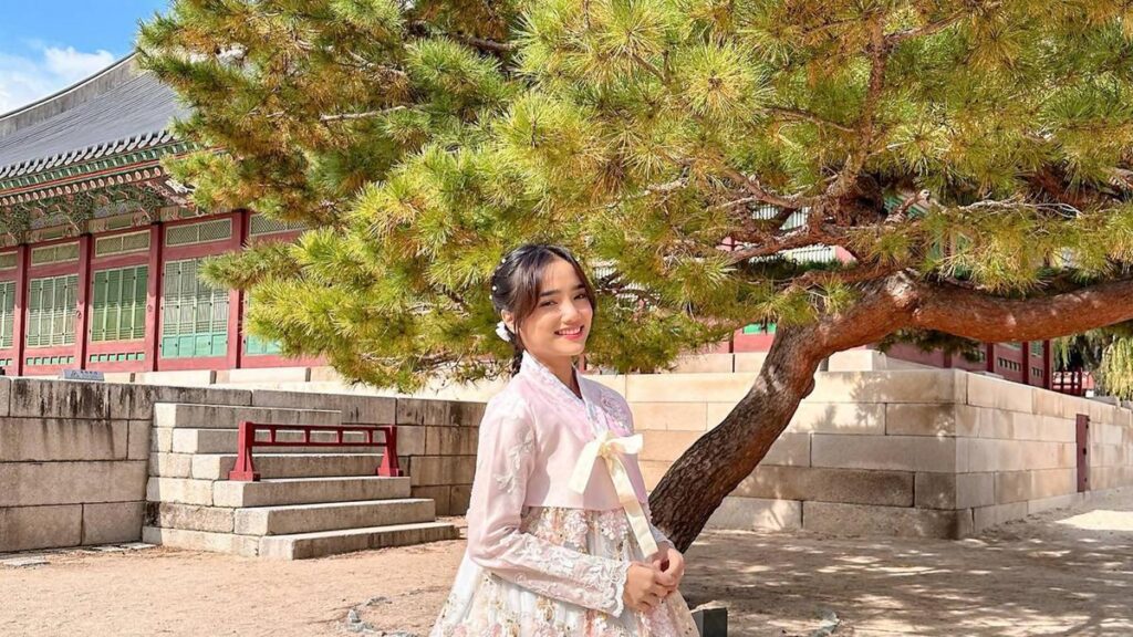 Tampil Memesona dalam Balutan Hanbok, Ini Potret Fuji Saat Liburan ke Korea Selatan