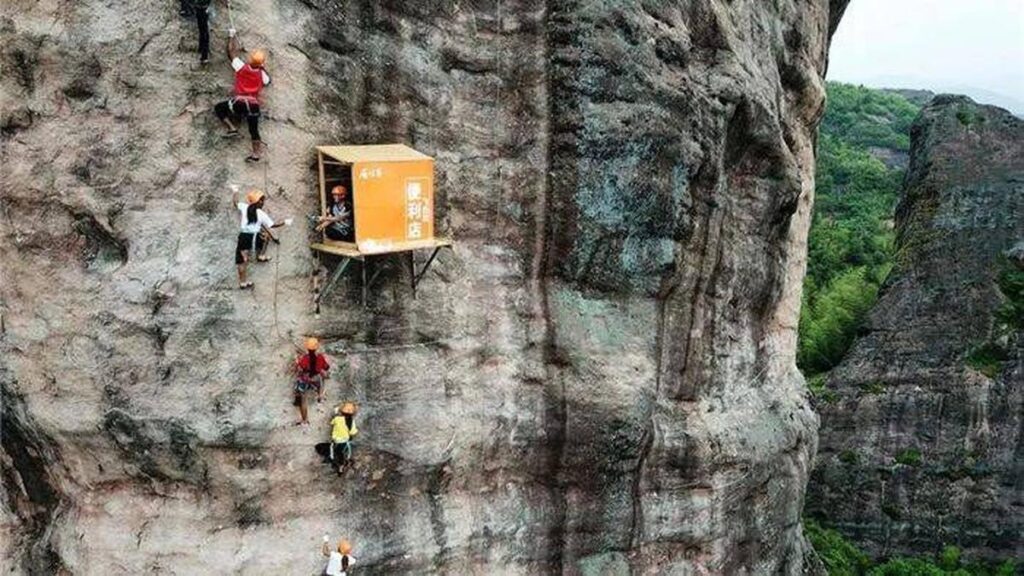 Viral Convenience Store yang Berlokasi di Tebing Batu Bikin Waspada Saat Membeli