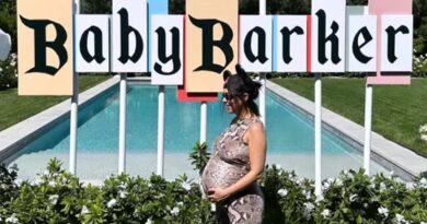 Kourtney Kardashian Bergaya dalam Bodysuit Kulit Ular di Baby Shower Bertema Disney
